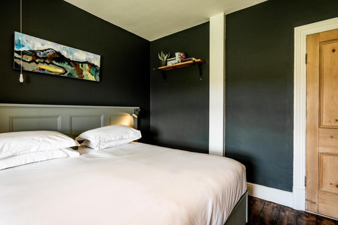 The Old Vicarage Bed & Breakfast Moylgrove ภายนอก รูปภาพ