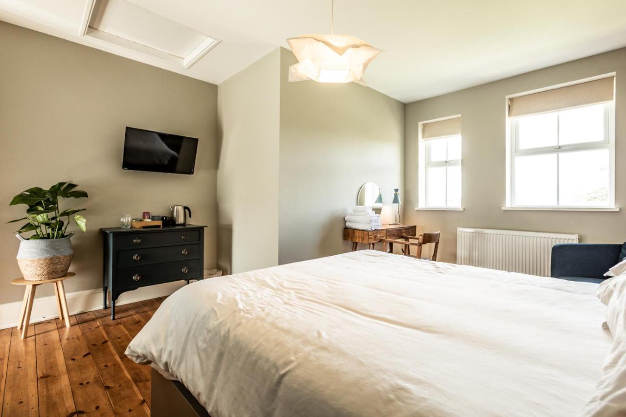 The Old Vicarage Bed & Breakfast Moylgrove ภายนอก รูปภาพ