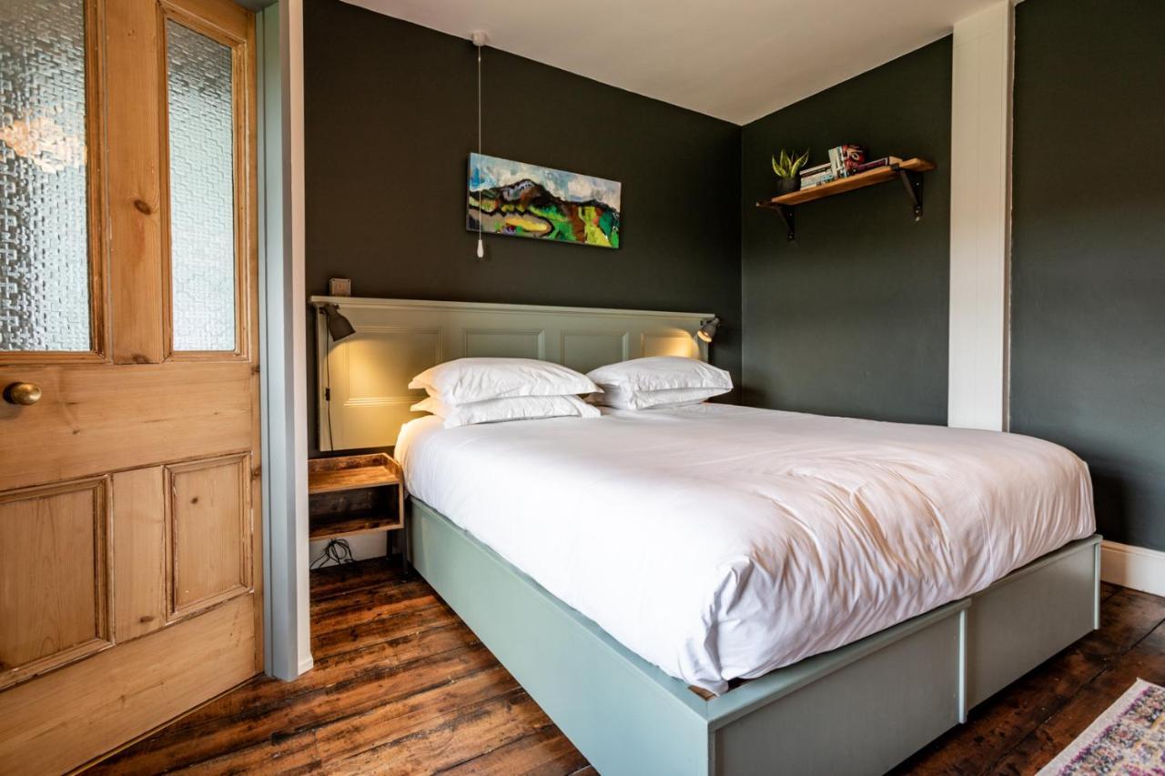 The Old Vicarage Bed & Breakfast Moylgrove ภายนอก รูปภาพ